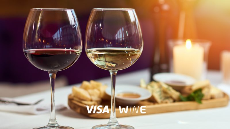 Concierge Tábua de queijos e taças de vinho com logotipos de Visa e Wine abaixo