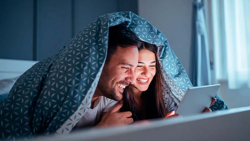 concierge Imagem de um casal interagindo juntos com um tablet na mão