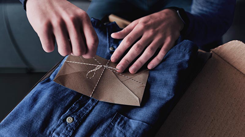 Concierge Fotografia de uma pessoa abrindo um envelope de presente