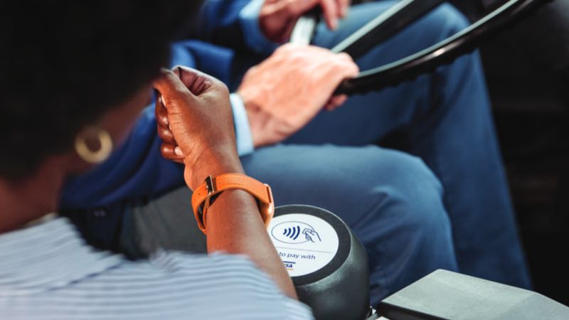 Mulher faz pagamento por aproximação no ônibus